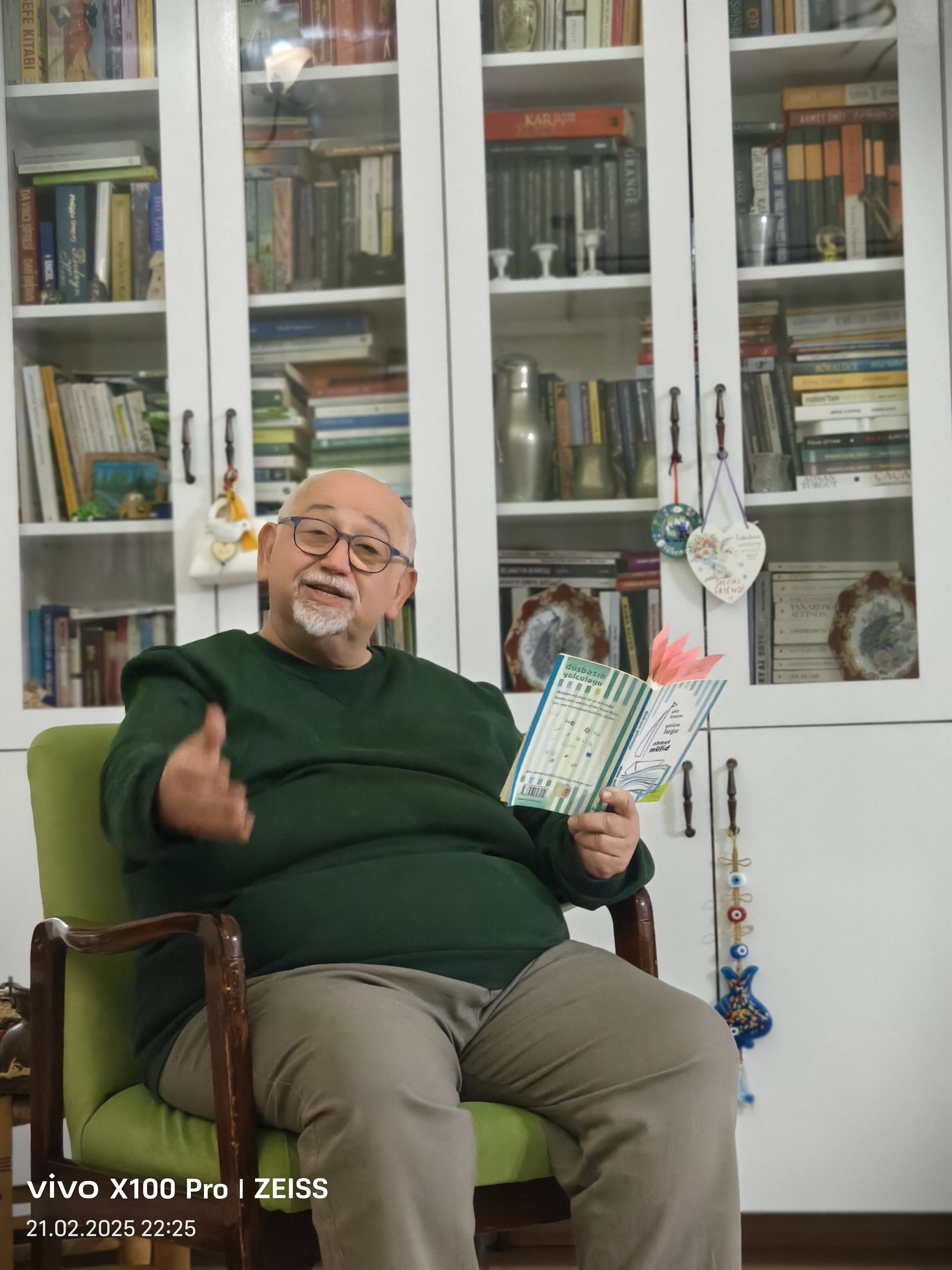 GEMİNİ İLE ŞİİR ÜZERİNE KONUŞMALAR PARÇA  1 &quot;beyoğlu&#039;nu boydan boya geçen ıslık&quot;